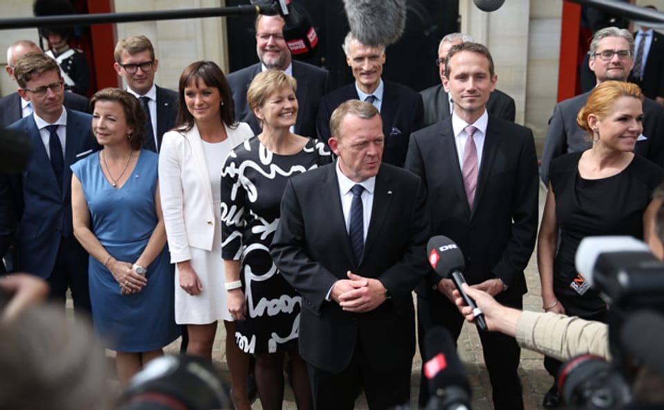 der dänische Premierminister Lars Loekke Rasmussen stellt sein neues Minderheitskabinett den Medien vor