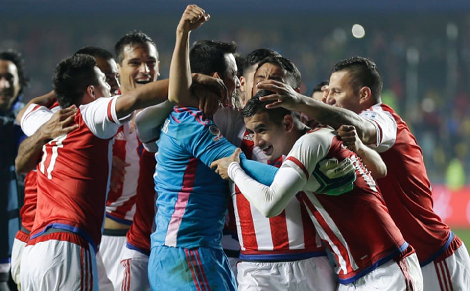 das Team aus Paraguay feiert den Schützen des Siegtreffers gegen Brasilien