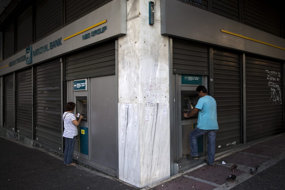 Vor einem Bankautomaten in Athen (28.6.2015).