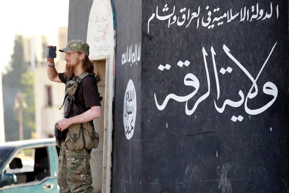 Ein Kämpfer des IS während einer Militärparade in der syrischen Stadt Raqqa.