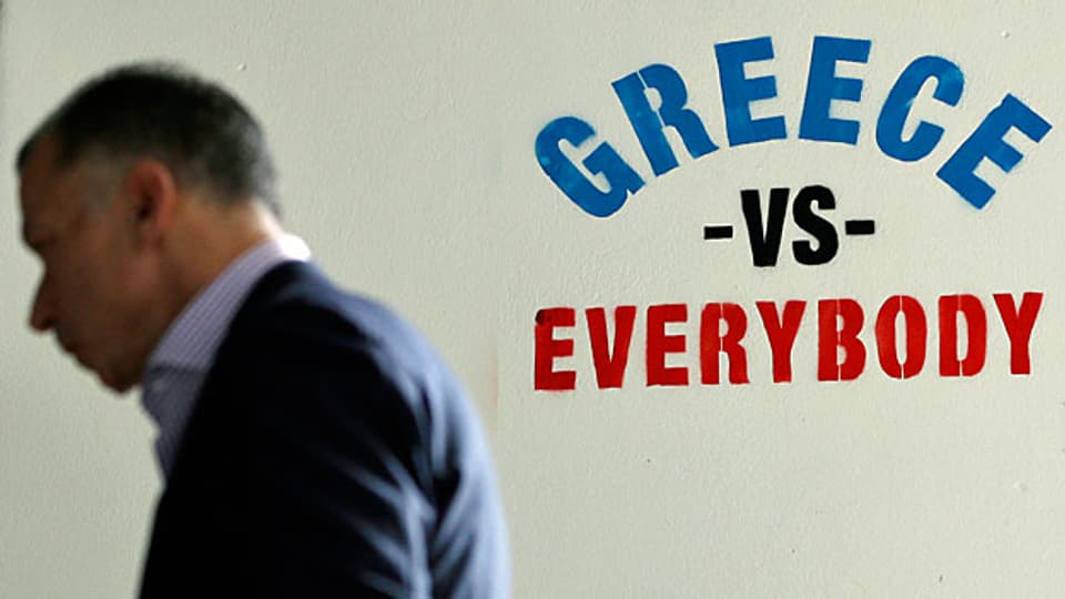 «Greece vs. Everybody», Griechenland gegen Alle, steht an einer Mauer in Athen.