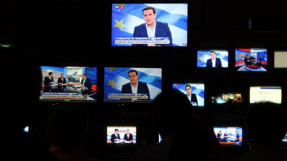 Der griechische Ministerpräsident spricht am Fernsehen.