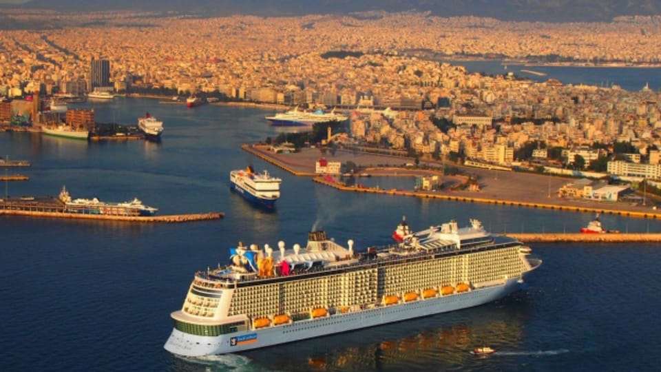 Ein Kreuzfahrtschiff in der Hafeneinfahrt in Athen.