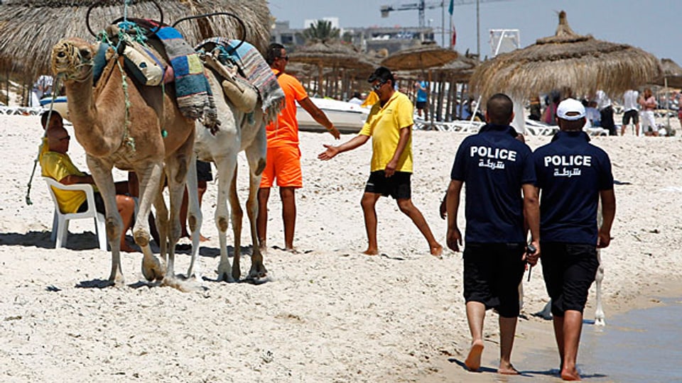 Tunesien kämpft nicht erst seit diesem Jahr gegen politische Attentäter. Während der Prozess gegen den mutmasslichen Mörder von Chokri Belaïd, läuft, patroullieren Polizisten nach dem Anschlag vom Wochenende am Strand des Badeortes Sousse.