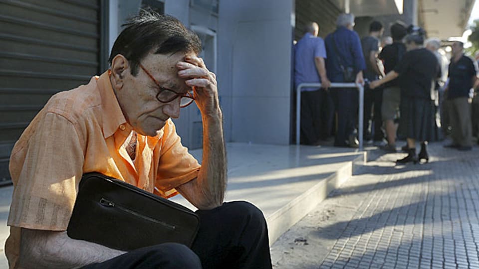 Keine gute Zeit für die Griechinnen und Griechen - fassungslos stehen sie vor leeren Bancomaten.