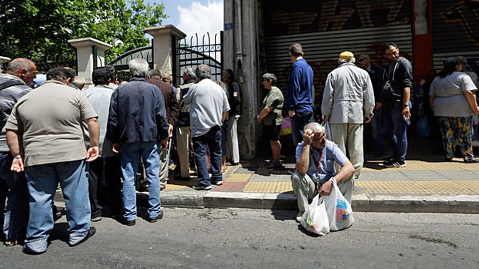 Der Augenschein in Athen zeigt: Die Armut hat zugenommen. Warten auf eine Mahlzeit vor einer Athener Suppenküche.