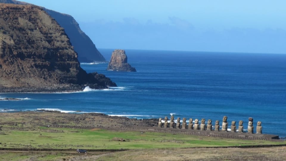 Fünfzehn Moai-Statuen in Tongariki auf der Osterinsel.