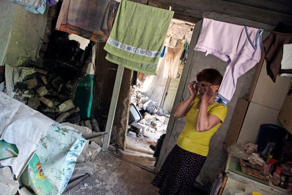 Eine Frau blickt auf die Trümmer ihres Hauses nach einem Angriff in der Region Donezk am 22. Juni 2015.