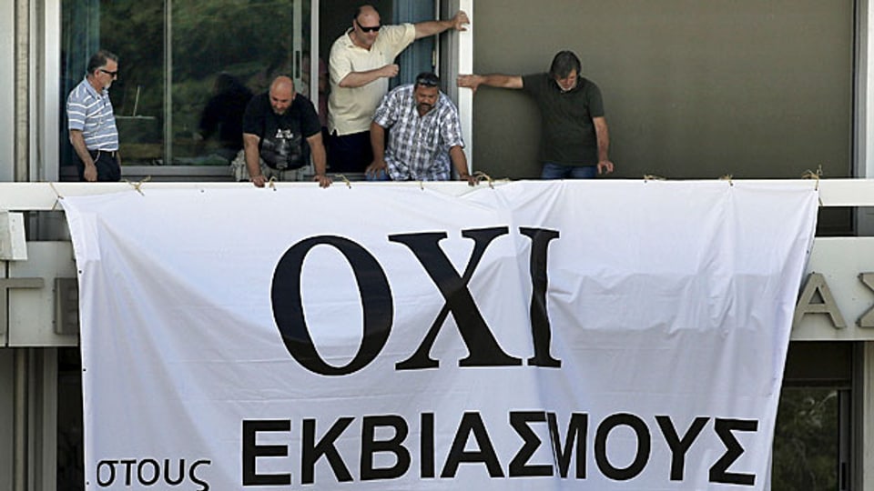  «OXI», Nein zum Sparpaket - Griechenland bleibt dabei. Das Transparent hängt  an einem Gebäude des Wirtschafts- und Finanzministeriums in Athen.