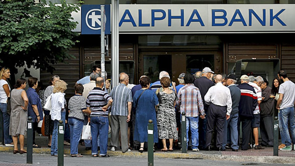 Je länger die Banken zu bleiben, desto schneller fällt die ganze Wirtschaft zusammen, sagt ein Athener Banker.