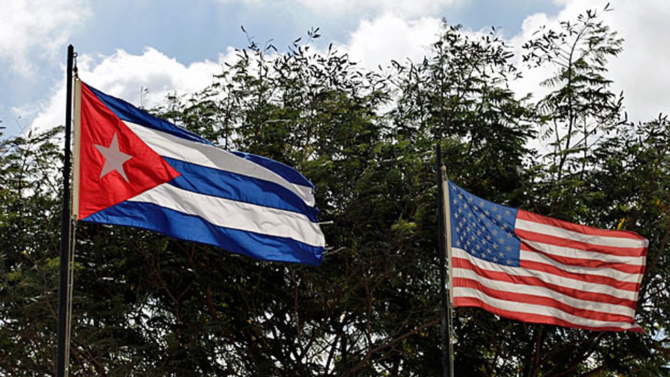 Die Flaggen von Kuba und der USA flattern in Havanna.