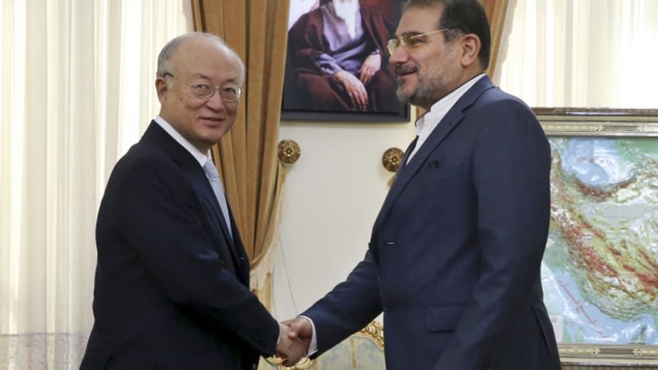 IAEA-Chef Yukiya Amano trifft den Sekretär des iranischen Sicherheitsrats, Ali Schamchani, in Teheran.