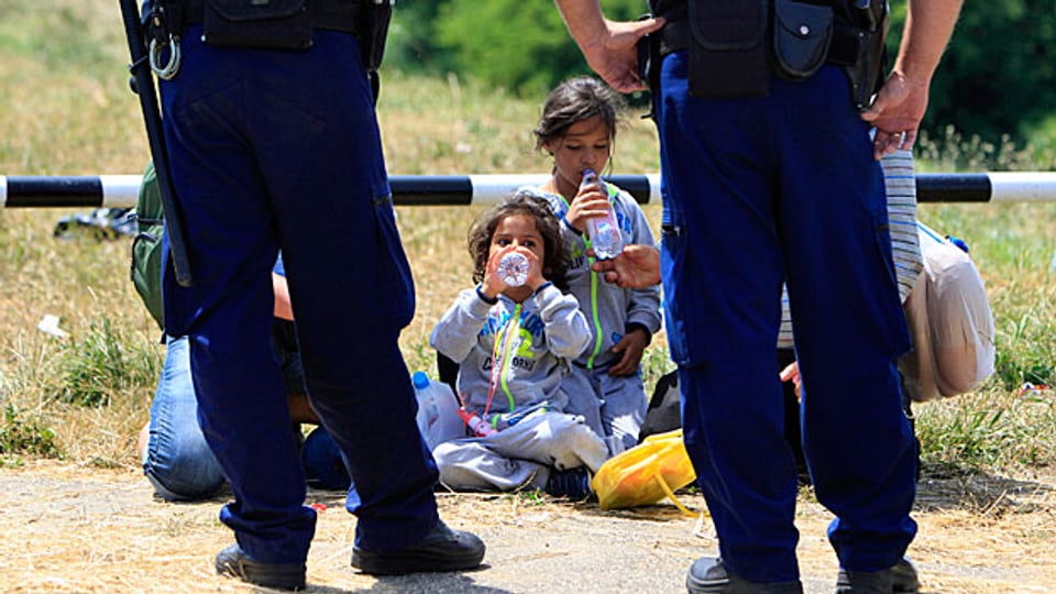 Nicht willkommen in Ungarn! Die syrische Familie hat die serbisch-ungarische Grenze überquert.