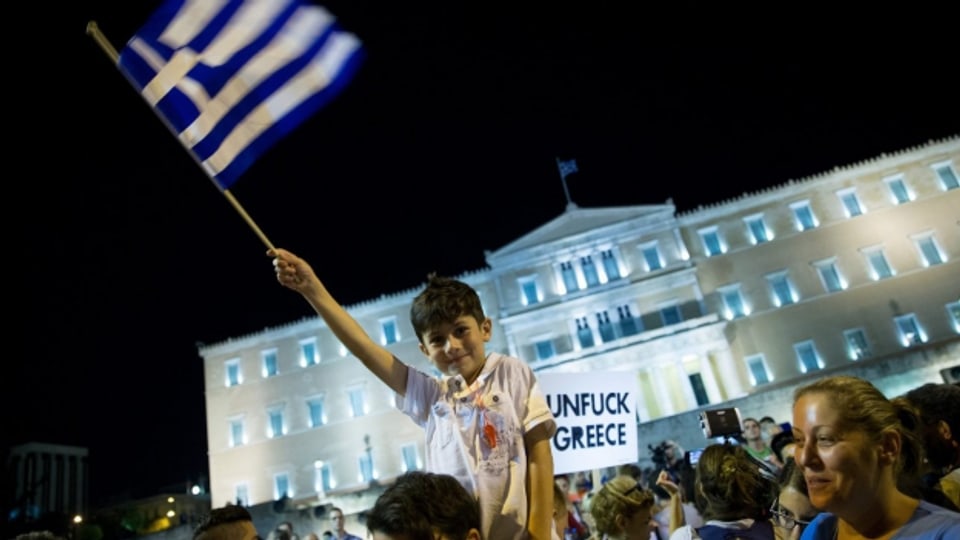 Syriza-Anhänger vor dem griechischen Parlament in Athen - nach dem klaren Referendums-Sieg vom Sonntag.