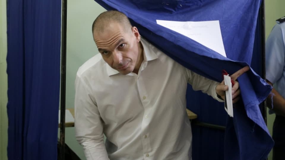Vorhang auf für weitere Verhandlungen. Der griechische Finanzminister Varoufakis im Abstimmungslokal am Sonntag in Athen.