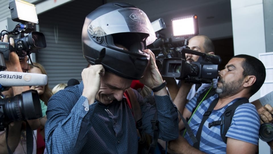Keine Interviews mehr, weder mit Helm noch ohne: Varoufakis tritt als Finanzminister zurück.