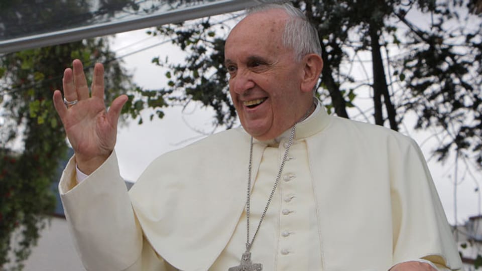 Papst Franziskus grüsst vom Papamobil aus eine Schar von Gläubigen in Quito, Ecuador, 5. Juli 2015.