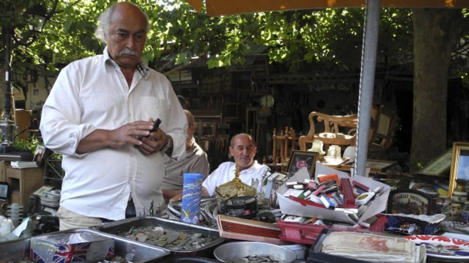 Ein Münzhändler verkauft Drachmen in Athen.