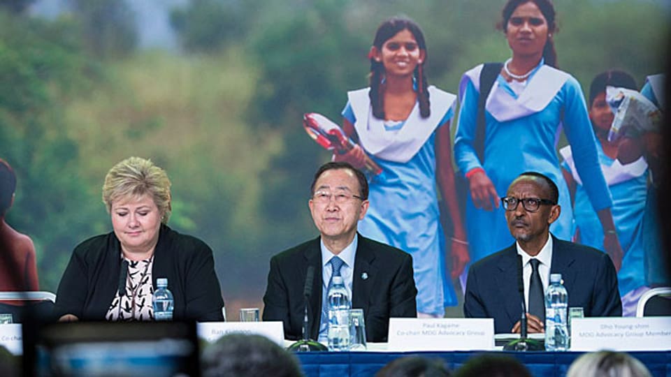 Generalsekretär Ban Ki-Moon hat am Montagabend in Oslo den Schlussbericht präsentiert. Die Zahl der Menschen, die in absoluter Armut leben, also mit weniger als 1.25 Dollar pro Tag, wurde seit 1990 halbiert.