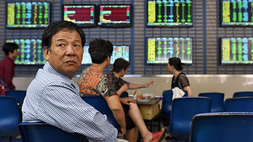 Seit den Kurseinbrüchen scheint Chinas Regierung dem Markt nicht mehr zu vertrauen. Mit tieferen Leitzinsen und Milliardenbeträgen versucht der Staat die Börsenkurse künstlich zu stützen.