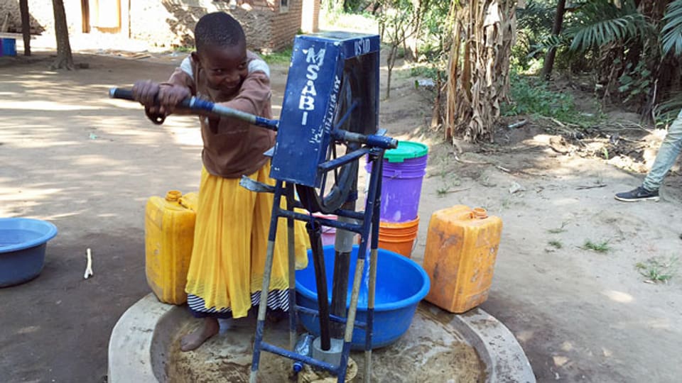 Sauberes Wasser strömt nun aus dem neuen Brunnen im Dorf Ifakara inTansania.