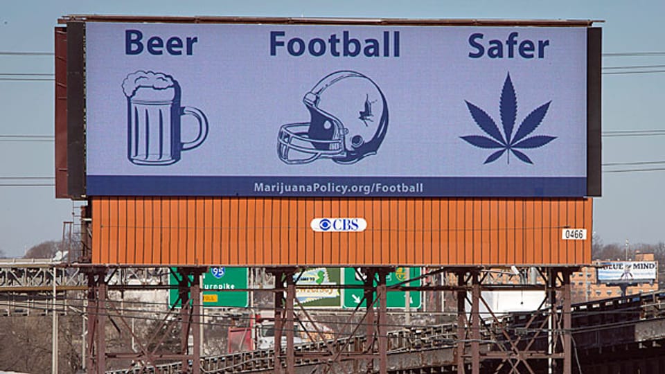 Vor 20 Jahren noch unvorstellbar: Am Highway 495 in Secaucus im US-Bundesstaat New Jersey, steht ein Plakat, das besagt: Marihuana ist sicherer als Bier oder Fussball.