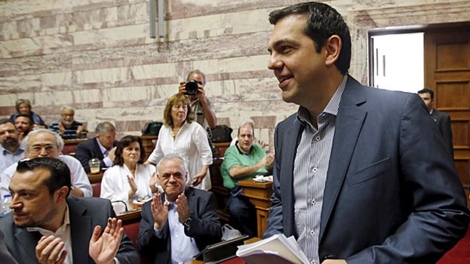 Die griechische Regierung präsentiert eine neue Spar- und Reformliste. Sie soll die Kreditgeber milde stimmen. Alexis Tsipras am Freitagmorgen bei einer Sitzung von Syriza.