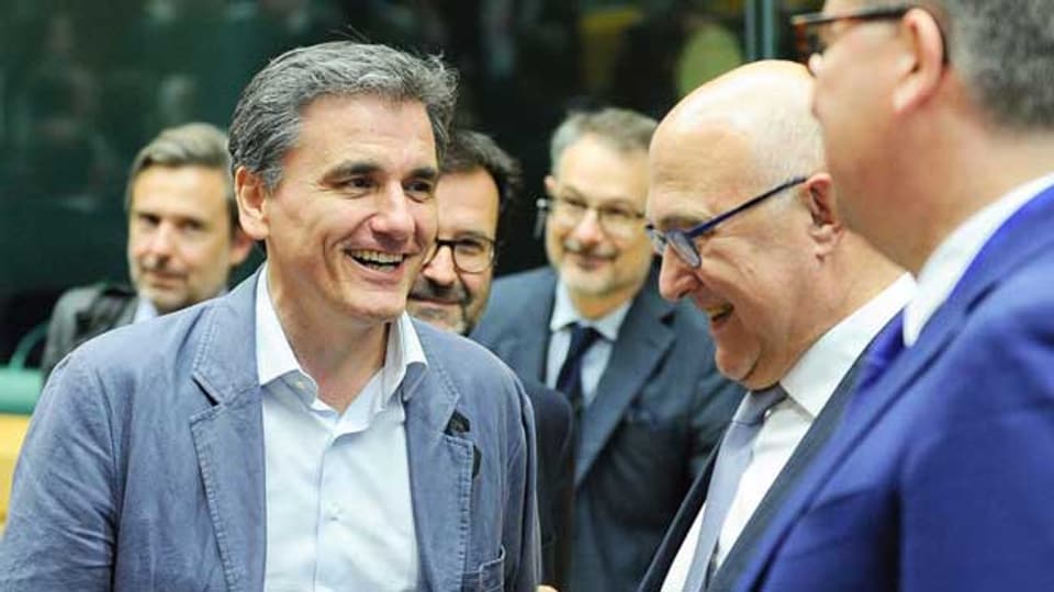 Der neue griechische Finanzminister wird von den Euro-Finanzministern begrüsst.