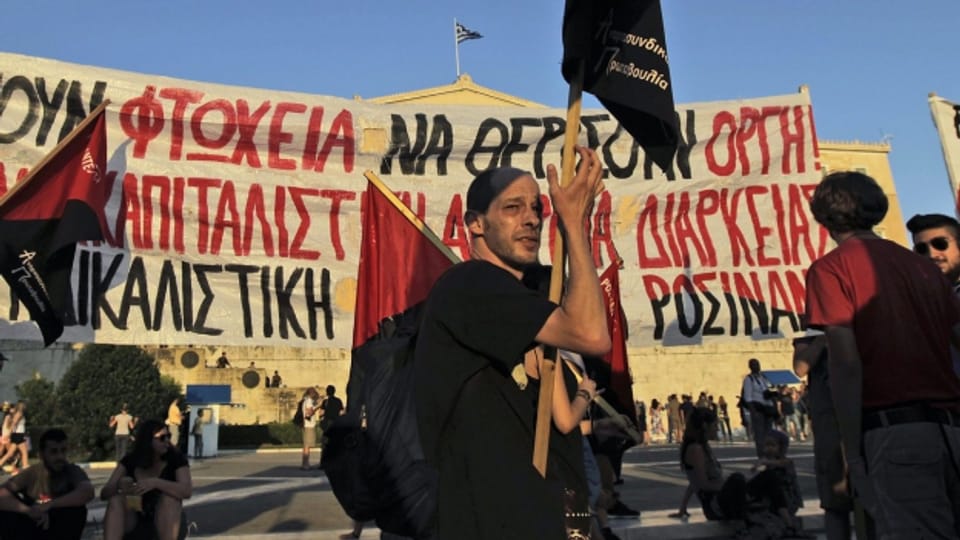 Demonstranten vor dem griechischen Parlament am Montag.