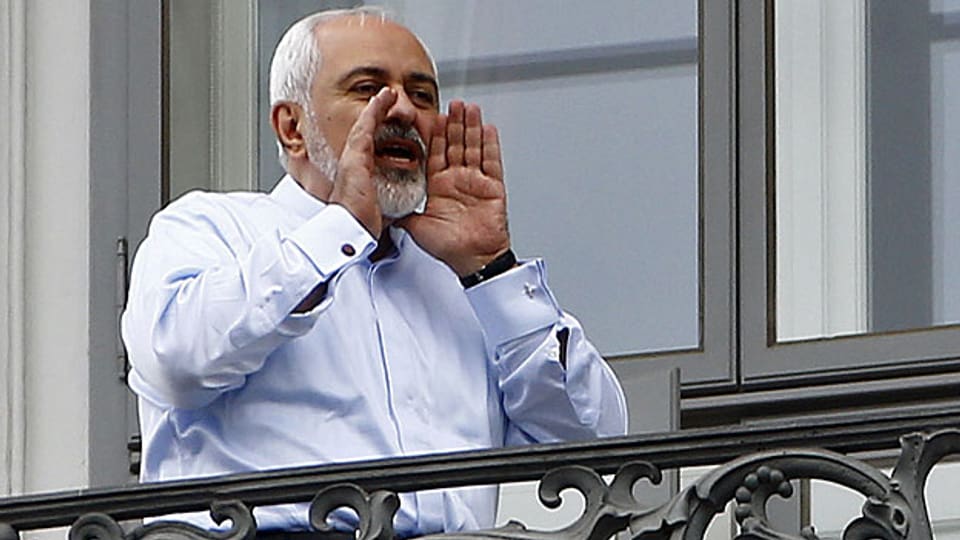 Irans Aussenminister Zarif kommuniziert mit Journalisten - von einem Balkon des Palais Coburg aus, wo die Verhandlungen stattgefunden haben.