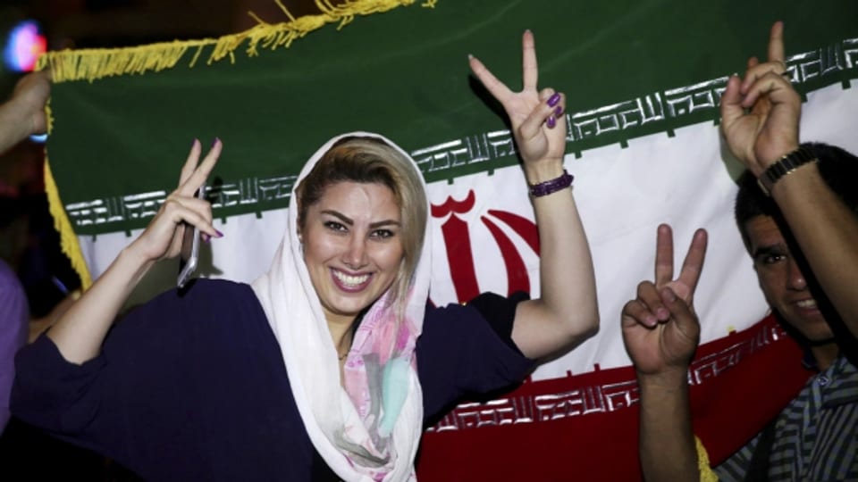 Eine Iranerin feiert das Abkommen in Teheran.