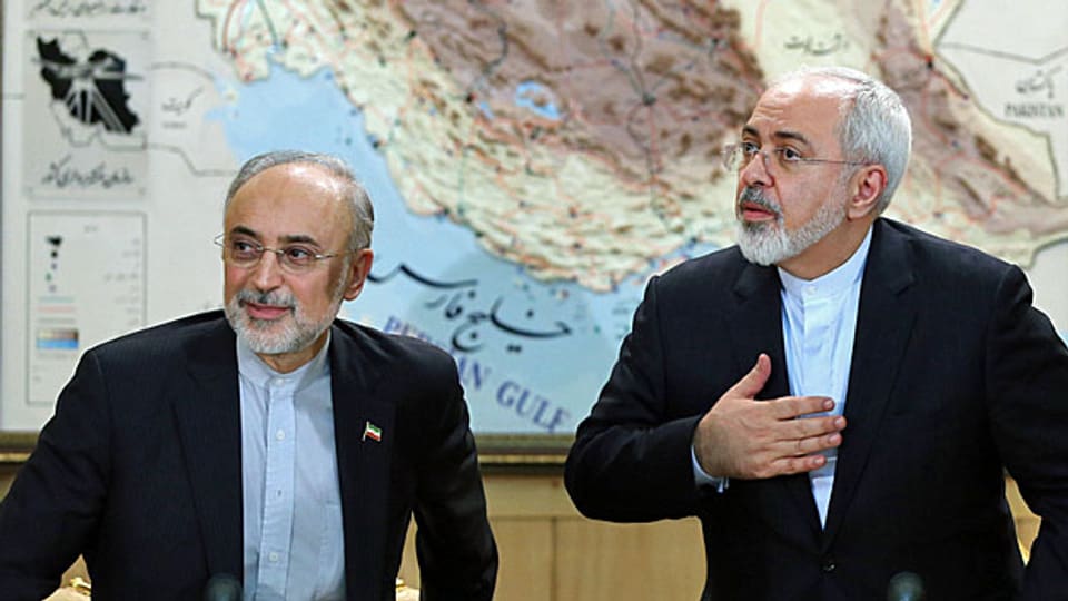 Medienkonferenz auf dem Flughafen von Teheran - nach Abschluss des Atomabkommens: Aussenminister Mohammad Javad Zarif und der Chef der iranischen Atomenergiebehörde, Ali Akbar Salehi.