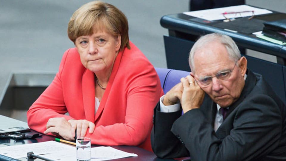Bundeskanzlerin Angela Merkel (links) und Finanzminister Wolfgang Schäuble am Deutschen Bundestag am 17. Juli 2015.