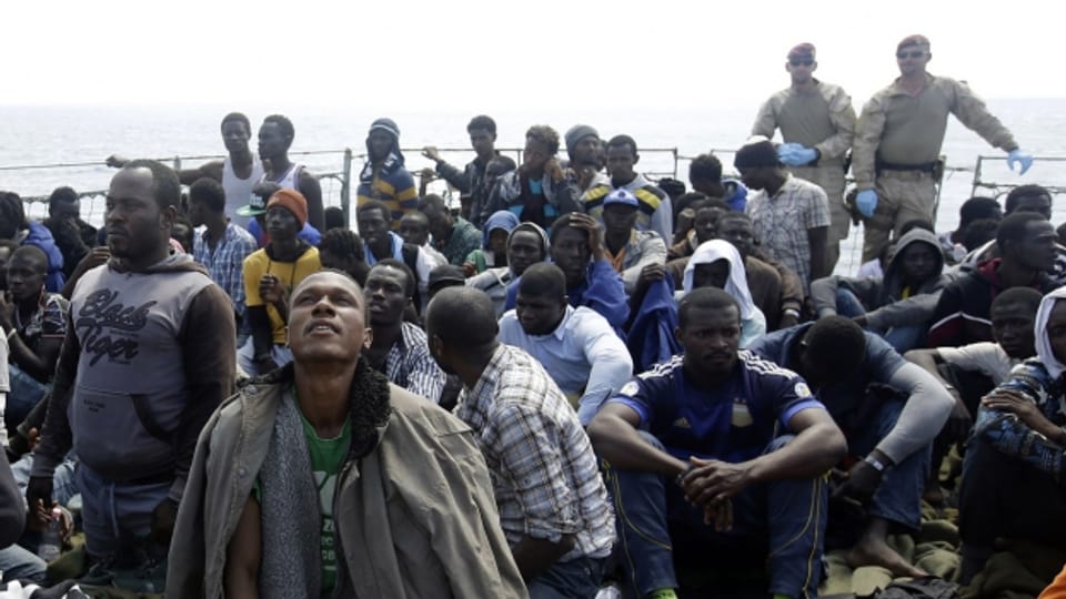 Flüchtlinge auf einem belgischen Rettungsboot am Hafen von Trapani, vor Sizilien (24. Juni 2015).