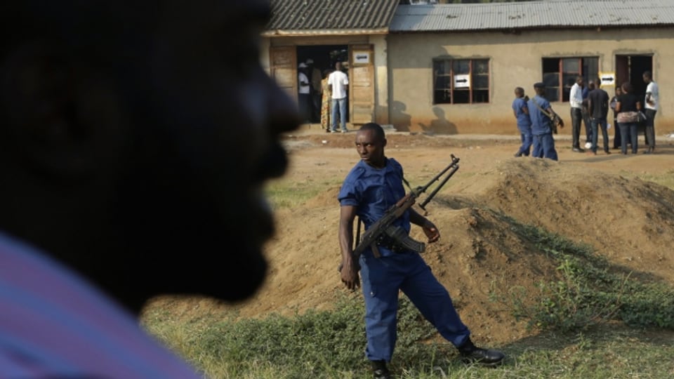 Bewachtes Wahllokal in Burundi.