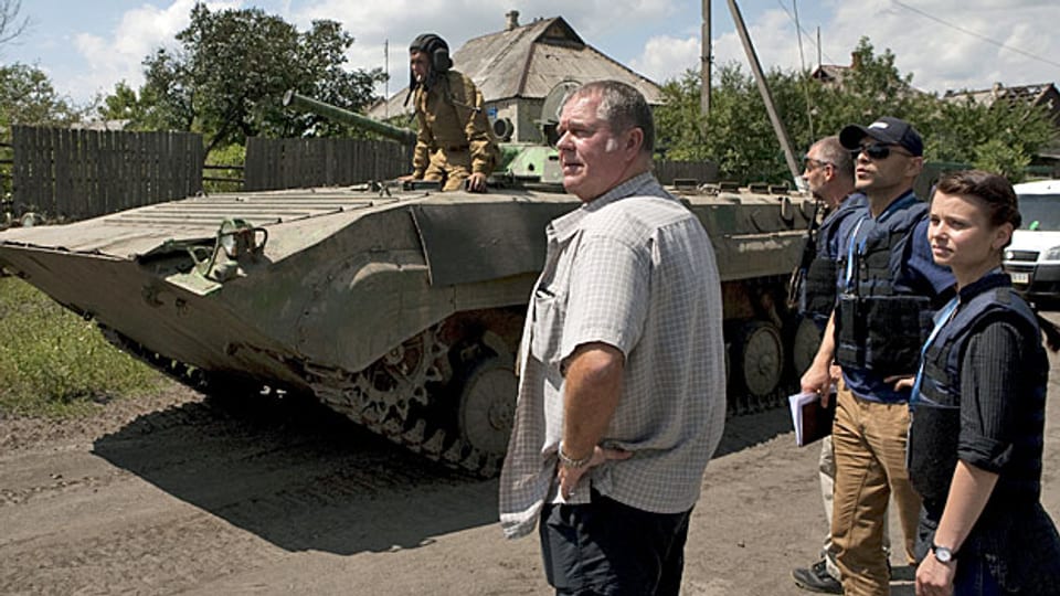 Ein Team der OSZE kontrolliert am 21. Juli in Donezk den Rückzug von Panzern. am 21. Juli.