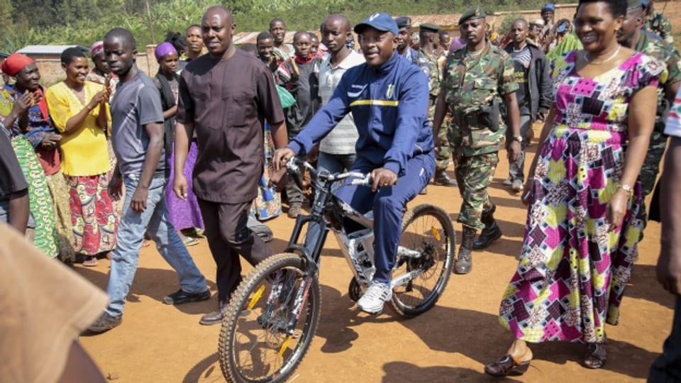 Burundis Präsident Pierre Nkurunziza auf dem Weg mit dem Fahrrad zur Wahlurne