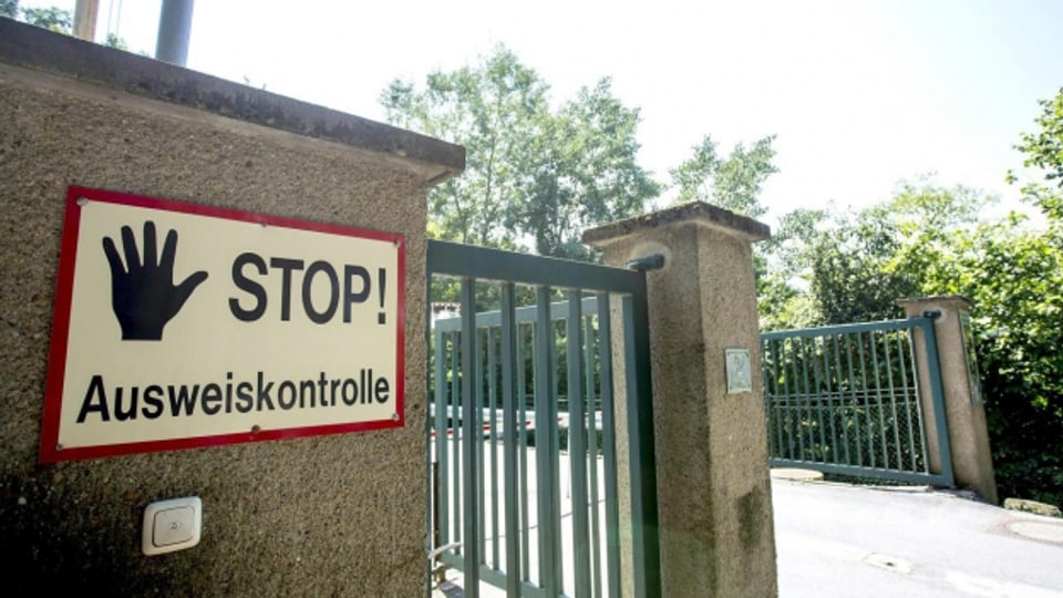 «Stop-Schild» vor der Einfahrt der Hadik-Kaserne in der Steiermark