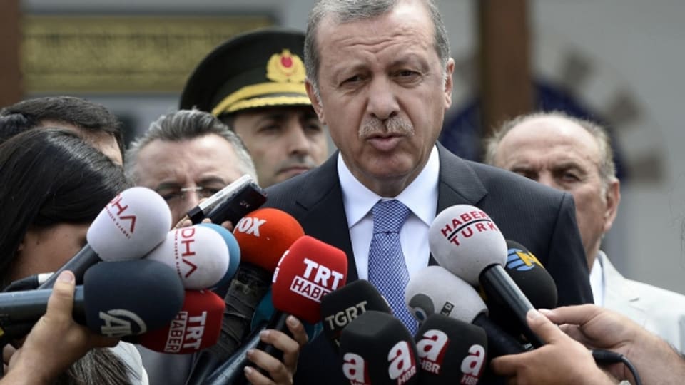 Der türkische Präsident schlägt die verbotene PKK und meint die legale Kurden-Partei HDP.