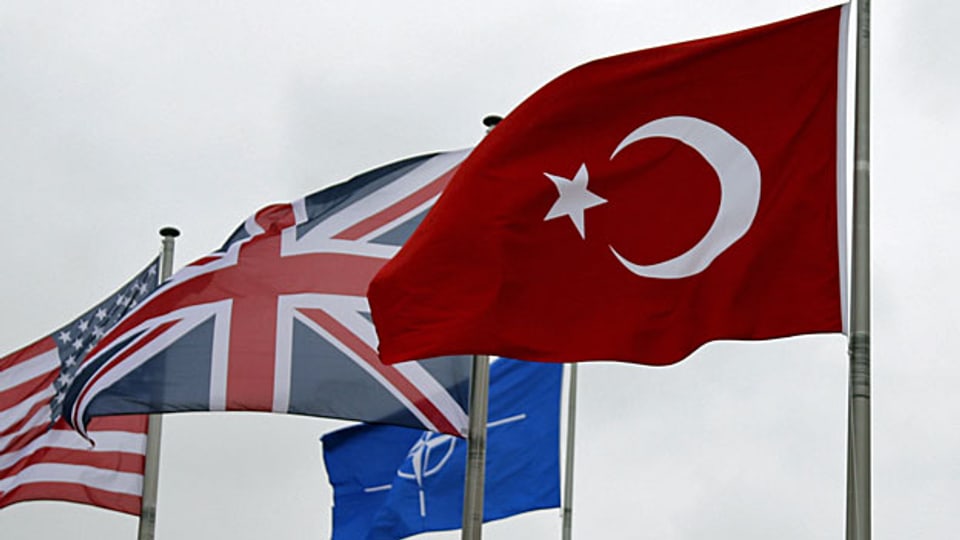 Die Türkei stoppt die Friedengespräche mit den Kurden und bombardiert PKK-Stellungen in Irak. Nato-Generalsekretär Stoltenberg meint dazu: «Das müssen die Türkei und die USA bilateral klären».