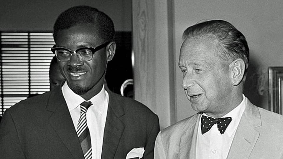 Dag Hammarskjöll mit Patrice Lumumba am 25. Juli 1960. Der Uno- Vermittlungsversuch im Kongo war Hammarskjöll  wichtig. Belgisch-Kongo war eben unabhängig geworden, überall im Land wurde gefeiert. Regierungschef Patrice Lumumba lehnte sich an Moskau an - zum Ärger der westlichen Mächte, die auf den Zugriff auf die enormen Rohstoffreserven hofften und deshalb die Katanga-Rebellen unterstützten.