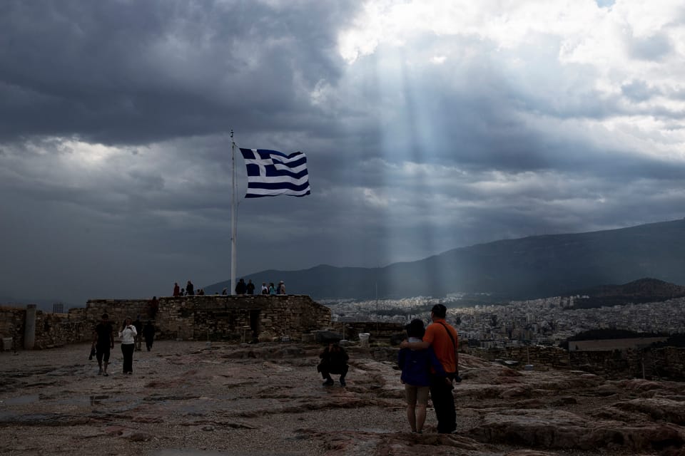 Dramatische Wetterszene auf der Akropolis in Athen.