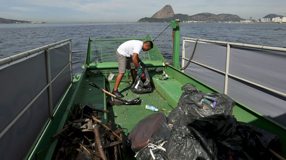 Abfallsammlung in Guanabara Bay in Rio de Janeiro, Brasilien. Schon bald beginnen im verschmutzten Wasser die Tests für die Olympischen Sommerspiele 2016.