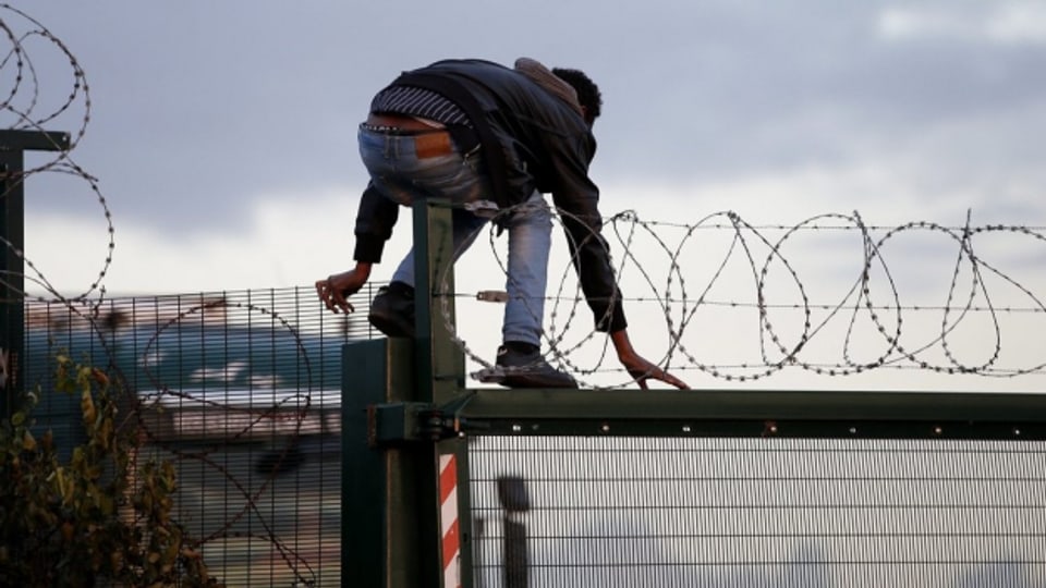 Hunderte von Flüchtlingen in Calais wollen nach England und nehmen jedes Risiko in Kauf.