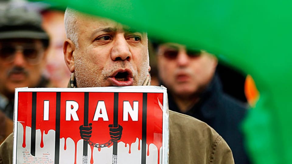 Besonders alarmierend ist die Zunahme der Hinrichtungen in Iran: 2014 wurde ein Zwölfjahresrekord erreicht, 2015 steigt die Zahl weiter. Allein im ersten Halbjahr wurde die Todesstrafe an 694 Menschen vollstreckt.  Bild: Proteste von Exil-Iranern.