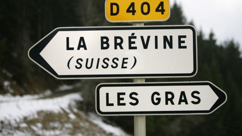 Wegweiser bei Les Gras, Frankreich, weist Richtung La Brevine im Schweizer Jura.
