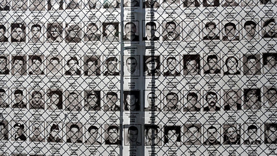 Mit Druck aus Brüssel wird es möglich, dass die Kriegsverbrechen gegen Serben in Kosovo nun untersucht werden. Bild: Eine Fotwand in Belgrad - mit Bildern von vermissten und getöteten Serben in Kosovo.
