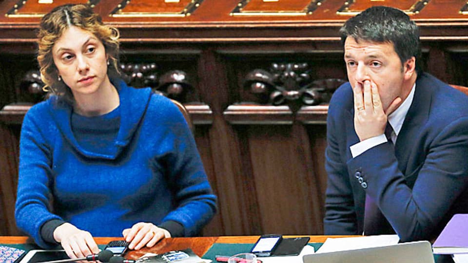 Ministerin Marianna Madia und Premier Matteo Renzi.  Die 34-Jährige Madia hat sich an die Mammutaufgabe gewagt, die öffentliche Verwaltung zu vereinfachen. Das Senats-Ja ist ein erster Erfolg.