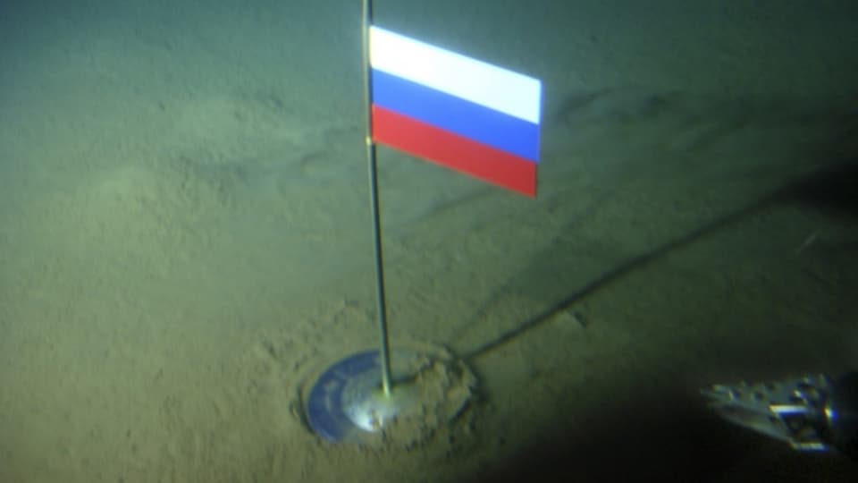 Während eines Rekordtauchgangs am 2. August 2007 hissten zwei russische Taucher die russische Flagge auf dem arktischen Meeresboden.