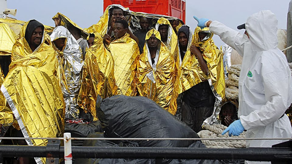 Bereits am 4. August wurden vor der libyschen Küste 300 Flüchtlinge aus dem Meer gerettet. Auf dem Bild verlassen sie das Schiff im Hafen von Messina.
